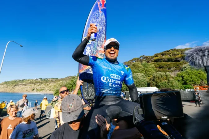 Ítalo Ferreira sobe ao topo do mundo do surfe e vence etapa da Nova Zelândia na WSL