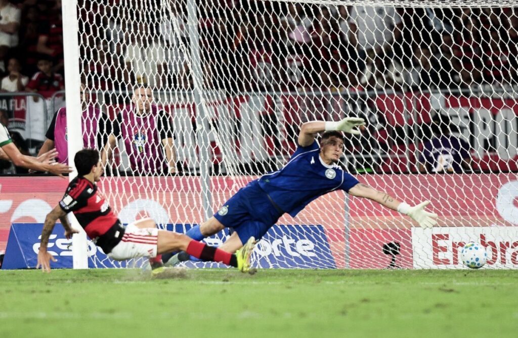 Com um a menos, Coritiba não resiste ao Flamengo e perde por 3 a 0 no Maracanã