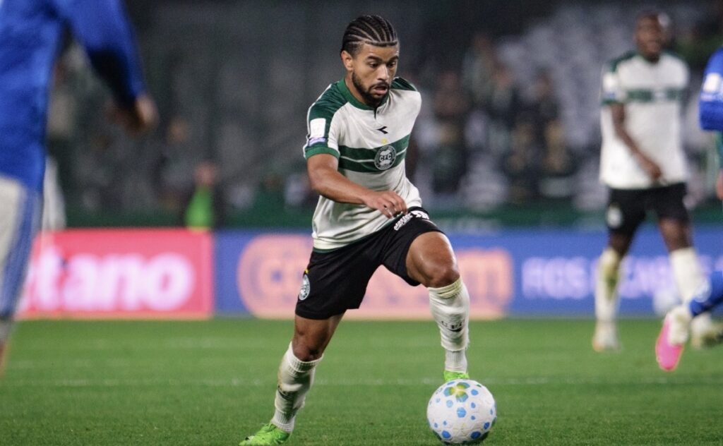 Cruzeiro vence o Coritiba no Couto Pereira e deixa o Coxa sob pressão no Brasileirão