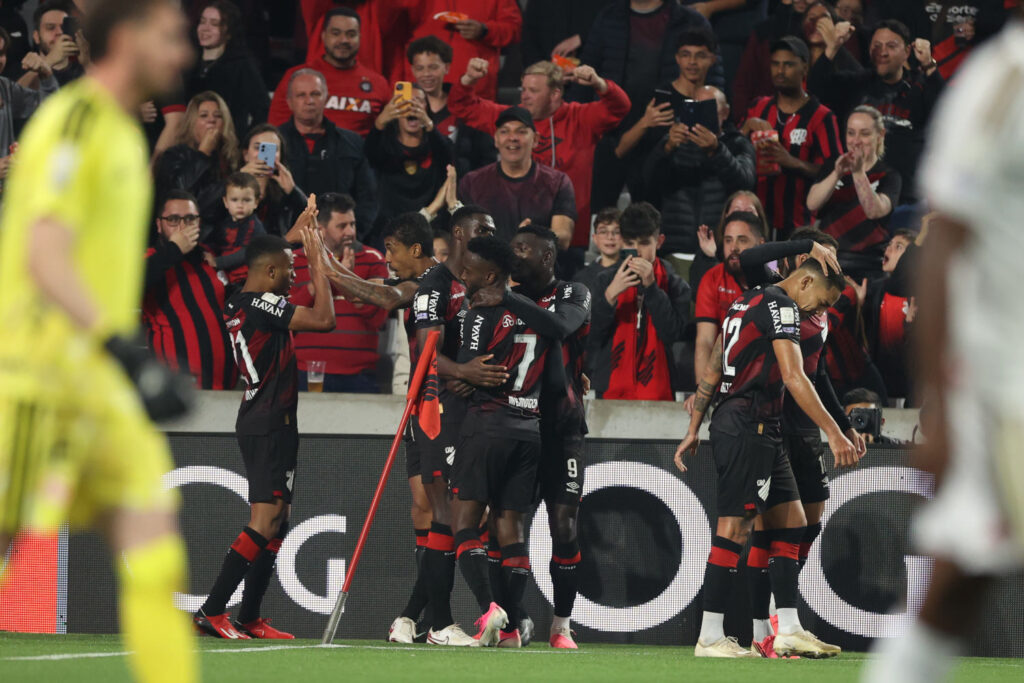 Athletico bate o Internacional e segue no G3 da Série A