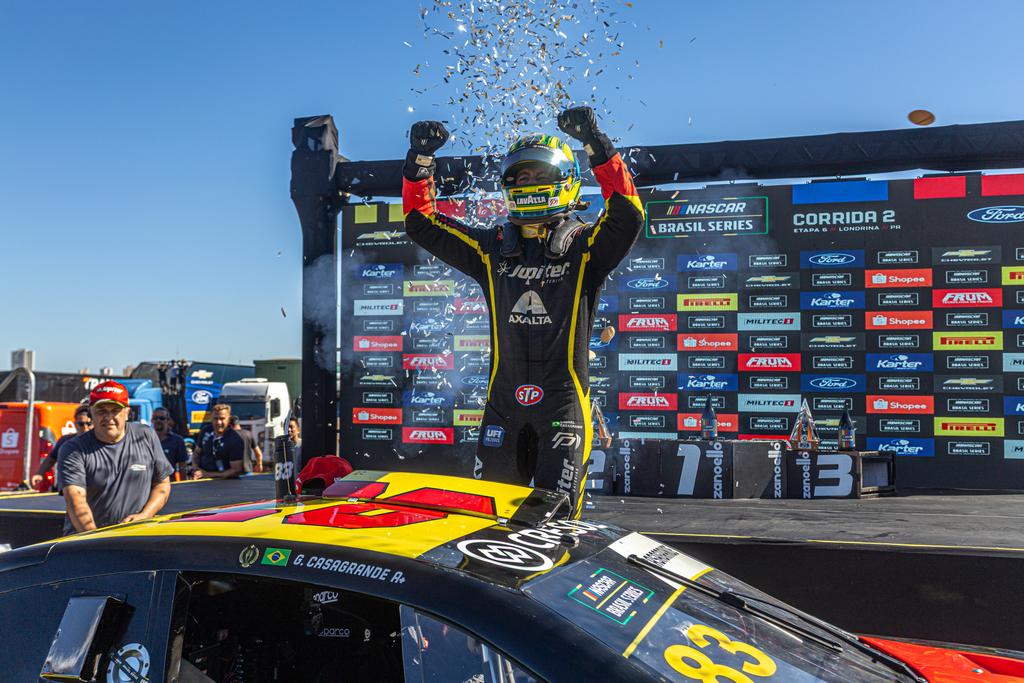 Líder da NASCAR Brasil, Gabriel Casagrande faz ultrapassagem dupla e vence em Londrina