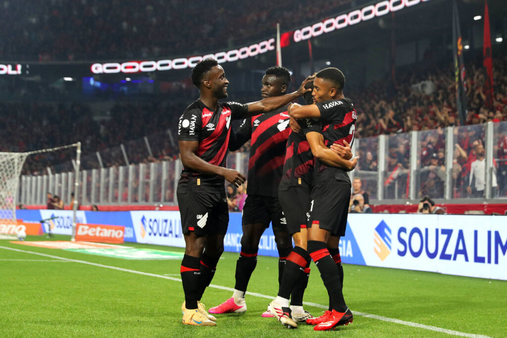 Athletico vence o Vitória por 2 a 0 e fica em vantagem nas oitavas da Copa do Brasil